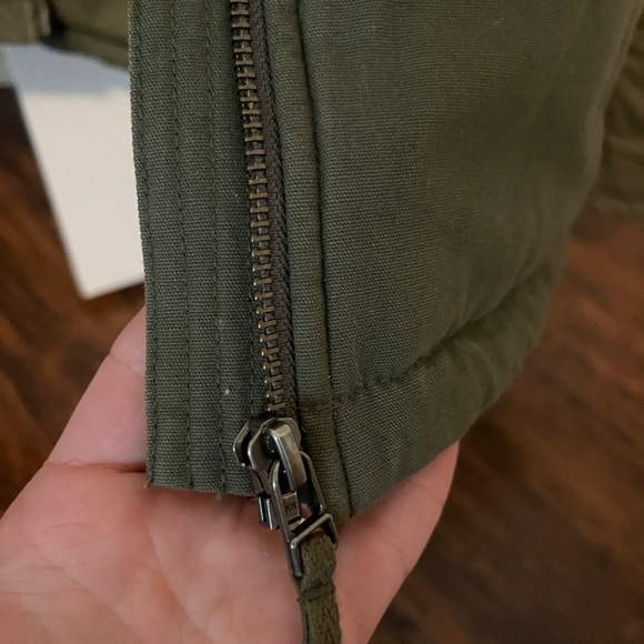 Aritizia Sunday Best green quilted jacket. Size small - Picture 5 of 5